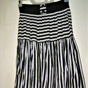 BLACK AND WHITE GATHERED SKIRT S-M